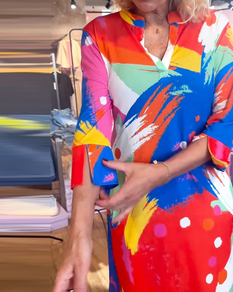 Elegant  V-halset kjole med farverigt print