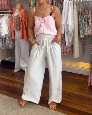 Hvide behagelige bredbenede bukser med lommer