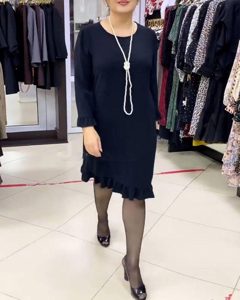 Ensfarvet kjole med flæser