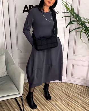 Mørkegrå kjole i afslappet stil