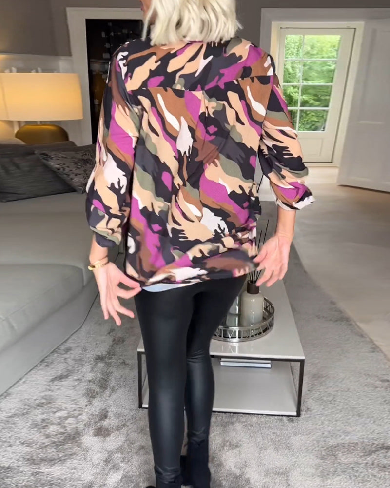 Bluse med V-udskæring og tie-dye mønster