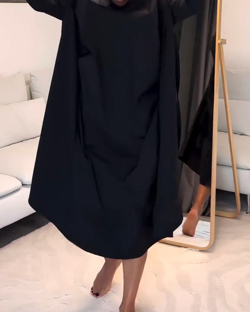 Stilfuld sort plisseret kjole med snøre og rund hals