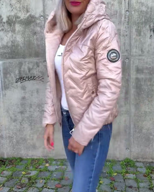 Afslappet ensfarvet polstret jakke med lynlås og hætte