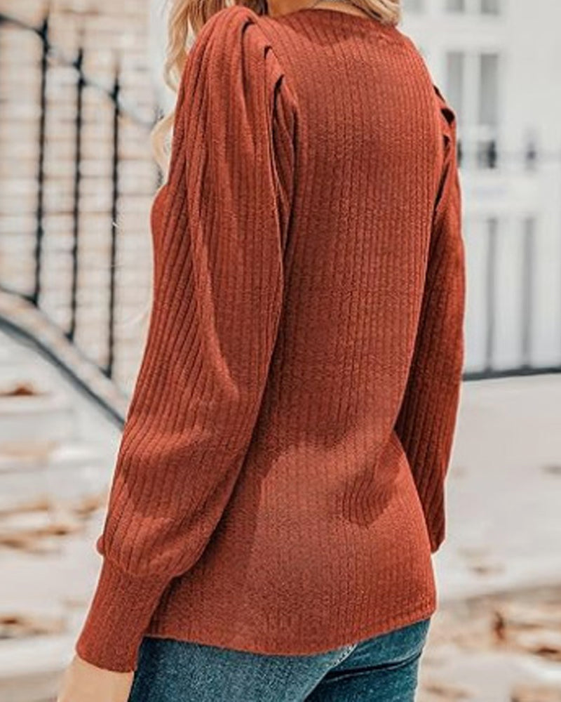 Ensfarvet ribbet top med V-udskæring