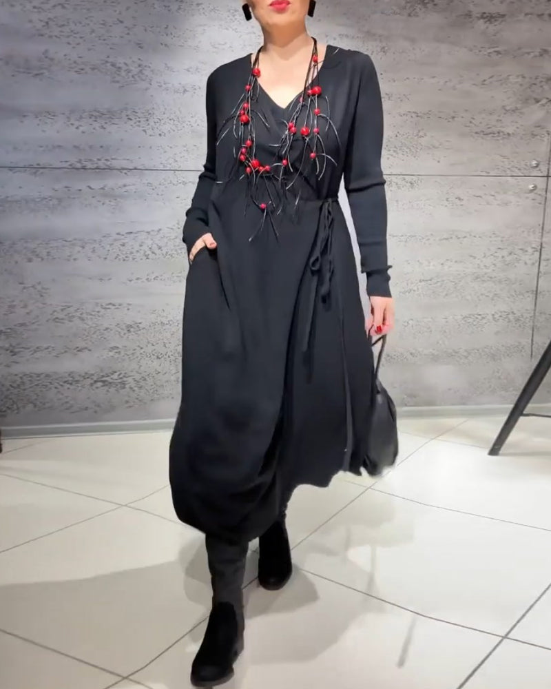 Ensfarvet kjole med bindestropper