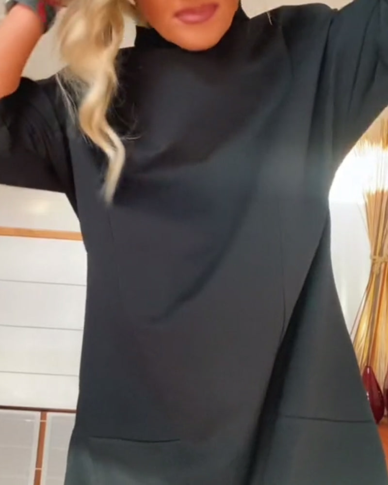 Ensfarvet afslappet kjole med høj hals