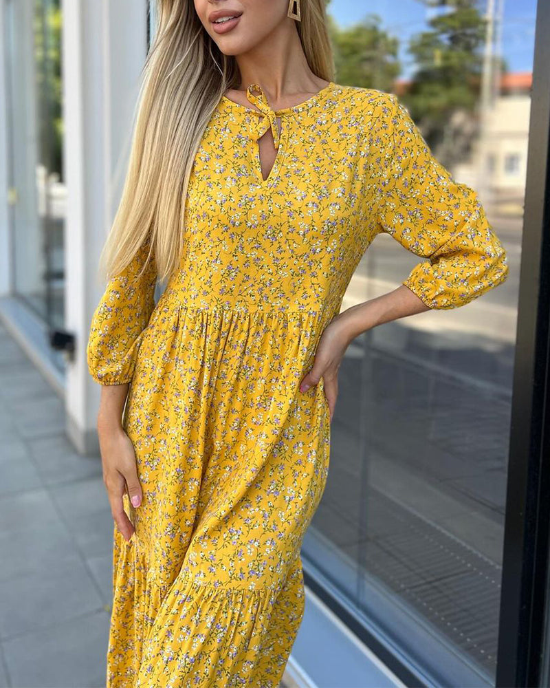 Frisk gul blomsterkjole med plisseret panel