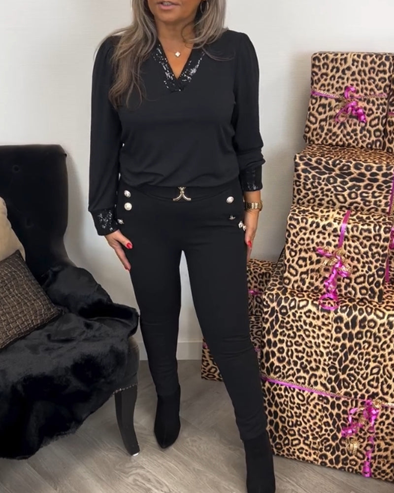 Ensfarvet top med V-hals