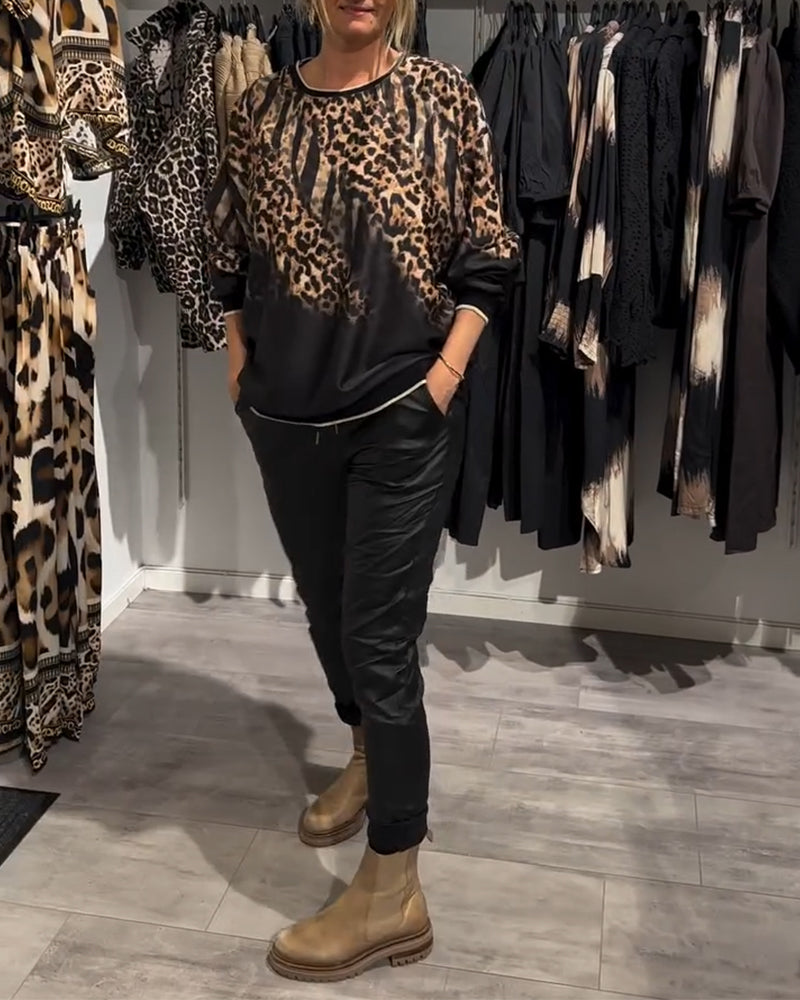 Afslappet bluse med rund hals og leopardprint