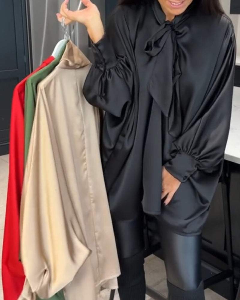 Ensfarvet og elegant bluse med integreret tørklæde