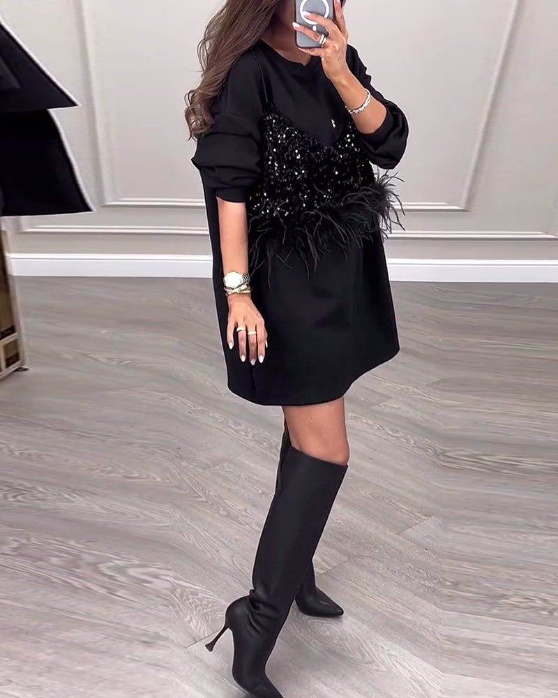 Stilfuld patchworkkjole med pailletter og fjer