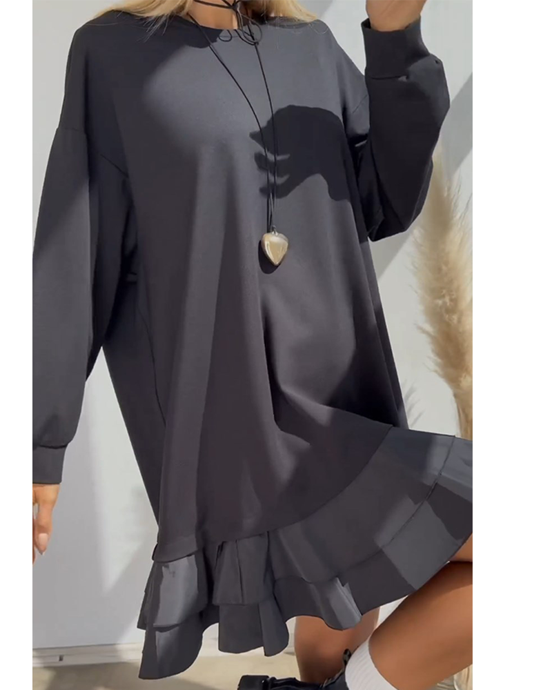 Løs ensfarvet kjole med lagopdelt skørt