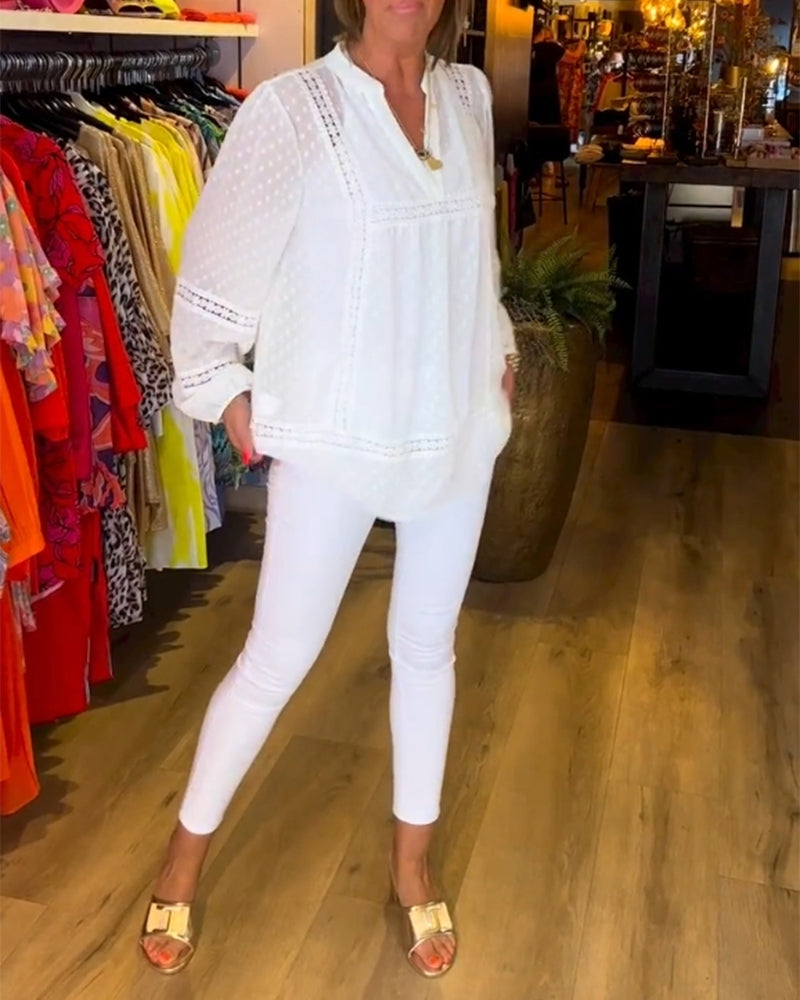 Langærmet top med V-hals og blondepaneler