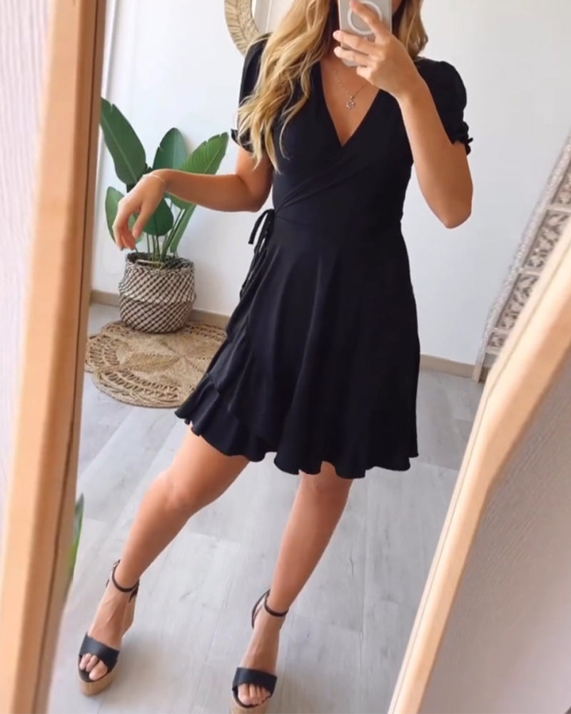 V-halset ensfarvet kjole med flæser