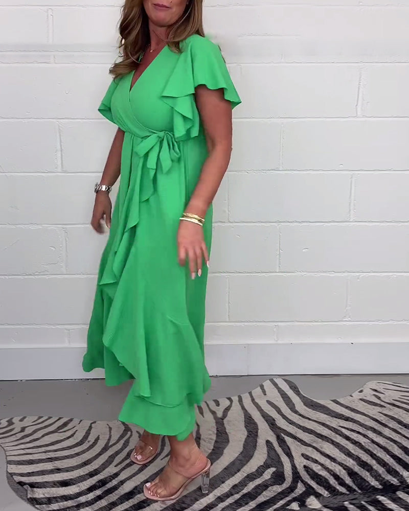 Elegant grøn kjole med flæser og slids