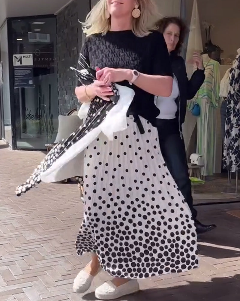 Elegant plisseret nederdel med prikker