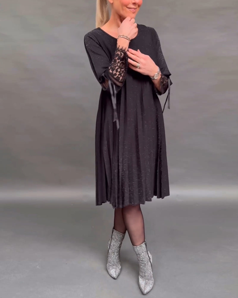 Ensfarvet kjole med plisseret nederdel