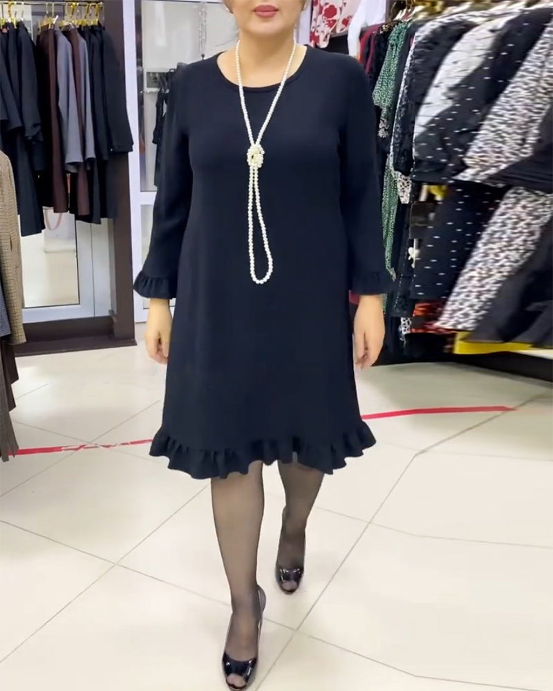 Ensfarvet kjole med flæser