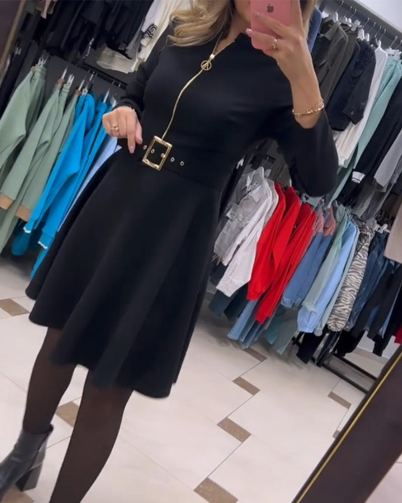 Enkel ensfarvet kjole med lynlås