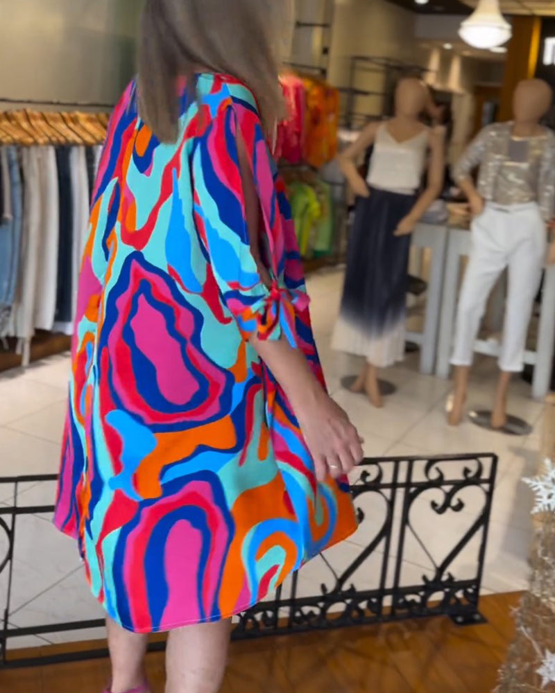 Løs kjole med farverigt print og rund hals