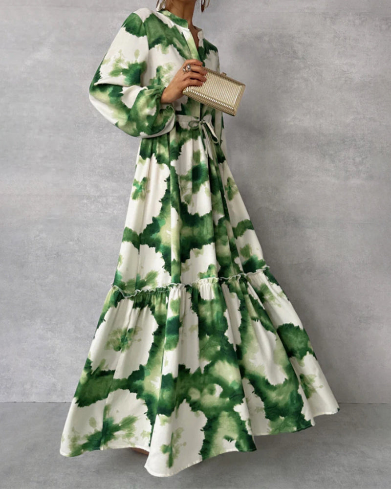 Elegant lang tie-dye kjole med ballonærmer og taljesnøre