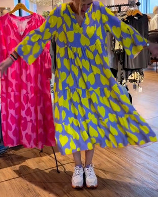 V-halset kjole med hjertemønster