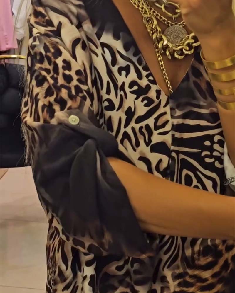 V-halset løs kjole med leopardprint