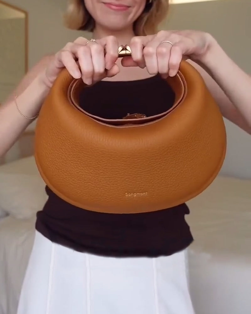 Ensfarvet elegant halvmåneformet skuldertaske