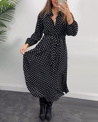 Elegant prikmønstret kjole med skjortekrave