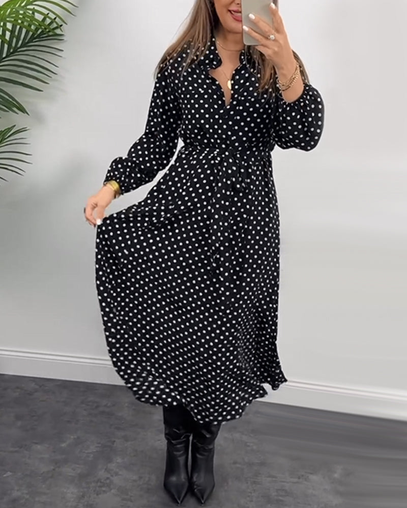 Elegant prikmønstret kjole med skjortekrave