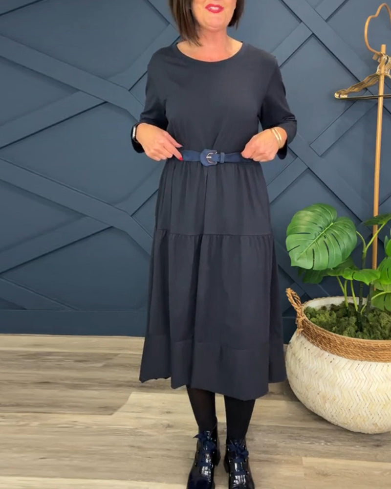 Afslappet ensfarvet patchworkkjole med rund hals