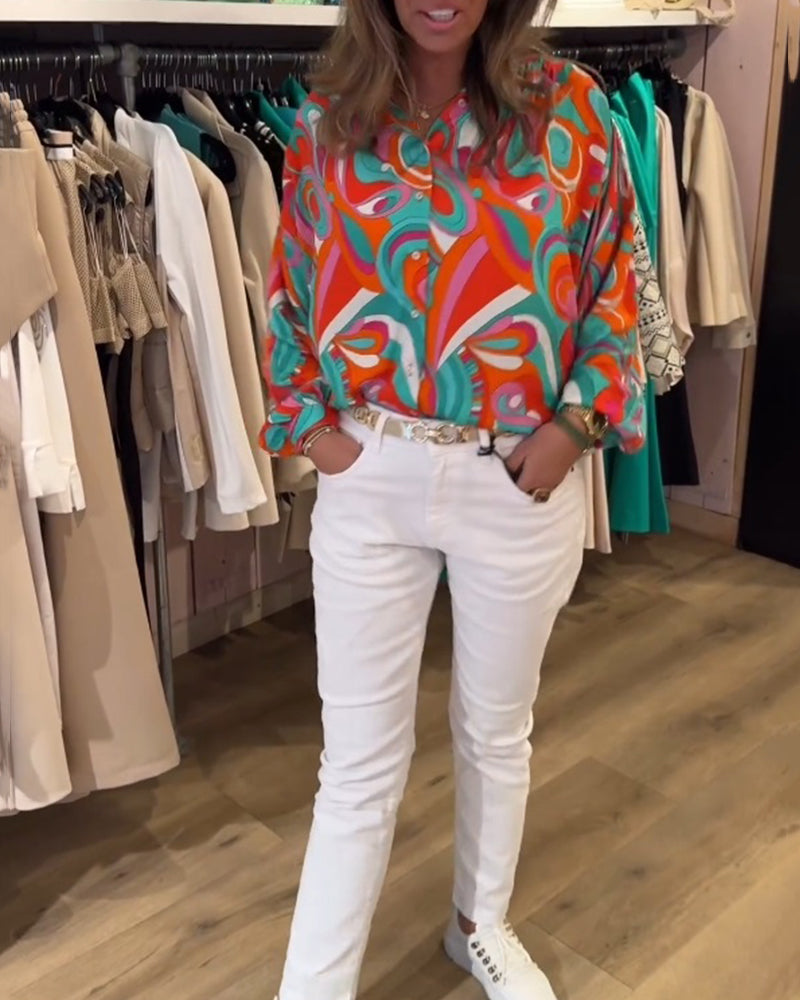 Løs bluse med abstrakt print