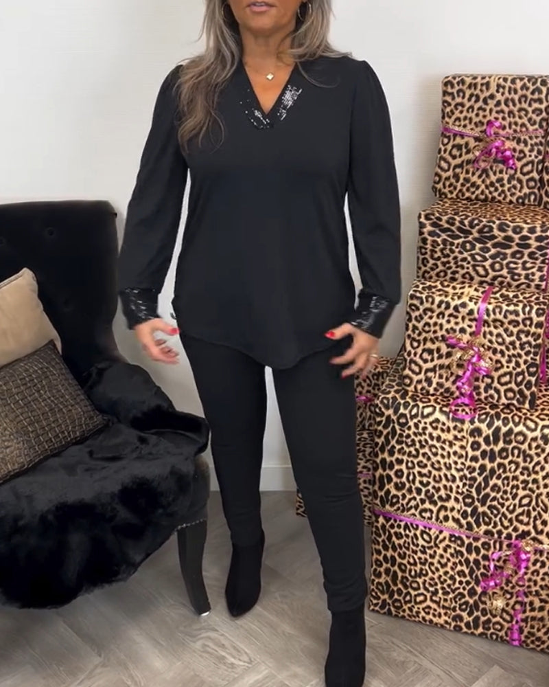 Ensfarvet top med V-hals