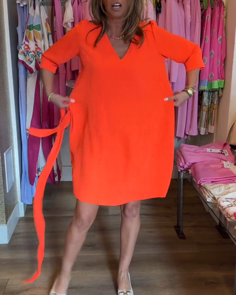 Ensfarvet kjole med mellemlange ærmer og bælte