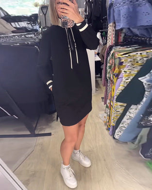 Sort kjole i lige pasform med høj hals