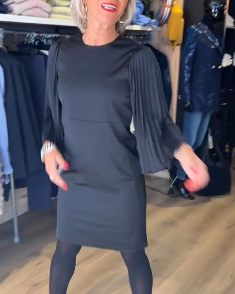 Sort kjole med plisserede klokkeærmer