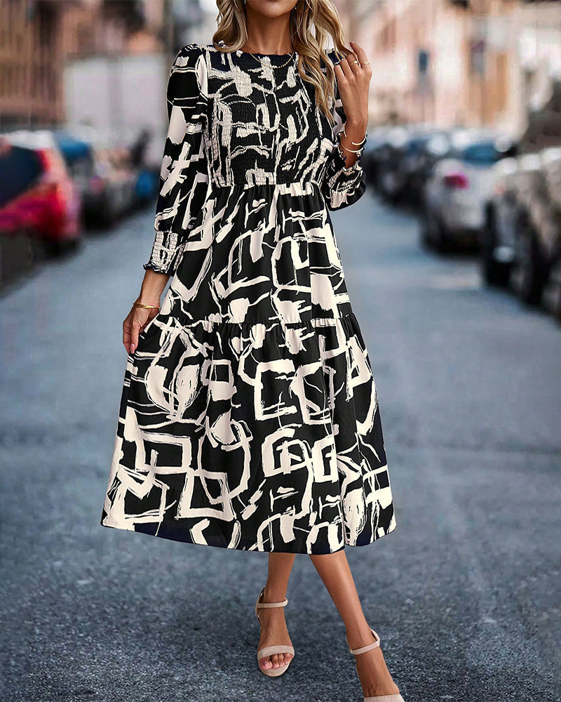 Stilfuld kjole med abstrakt tryk