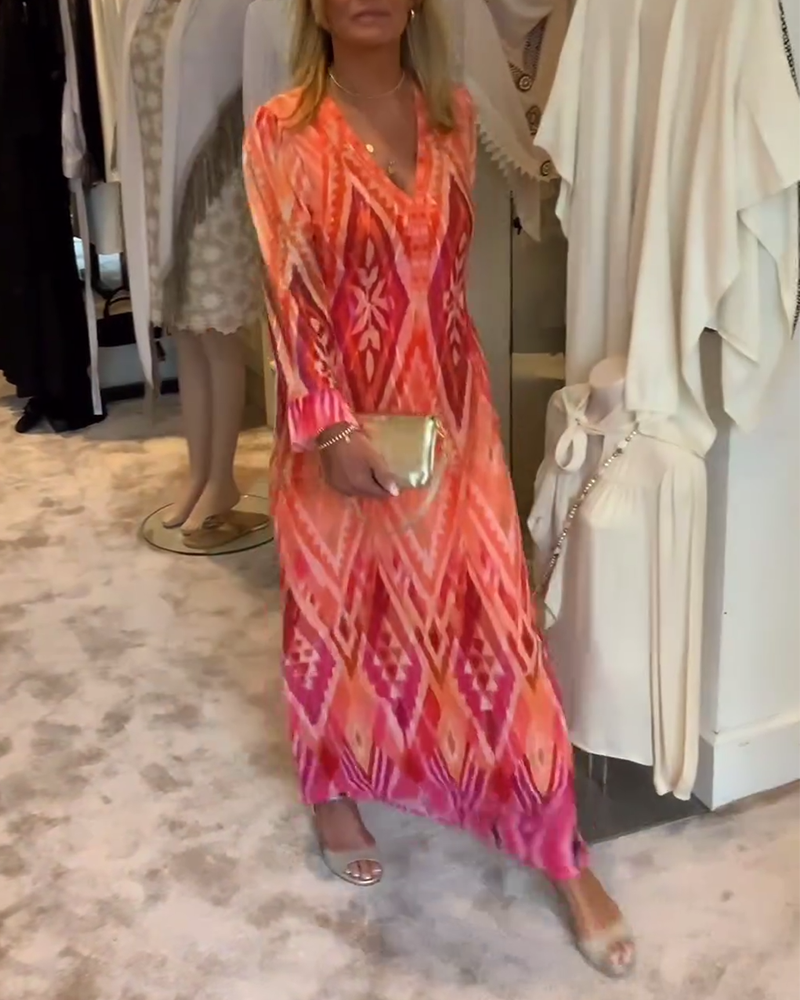 V-halset kjole med geometrisk print og vide ærmer