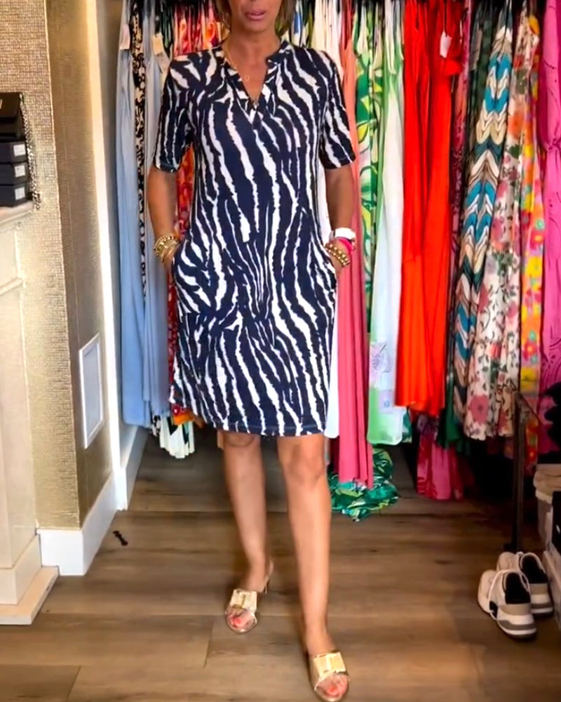 V-hals kjole med zebrastriber