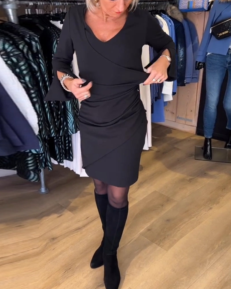 Kjole med V udskæring og vide ærmer