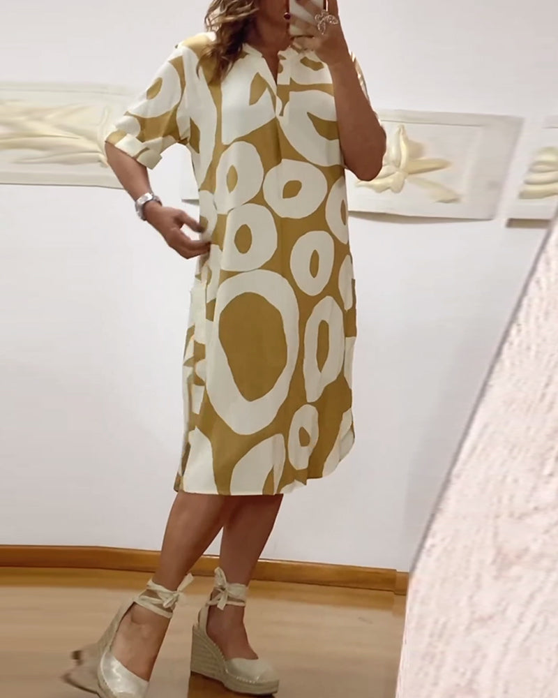 Afslappet kjole med v-udskæring og cirkelmønstret top