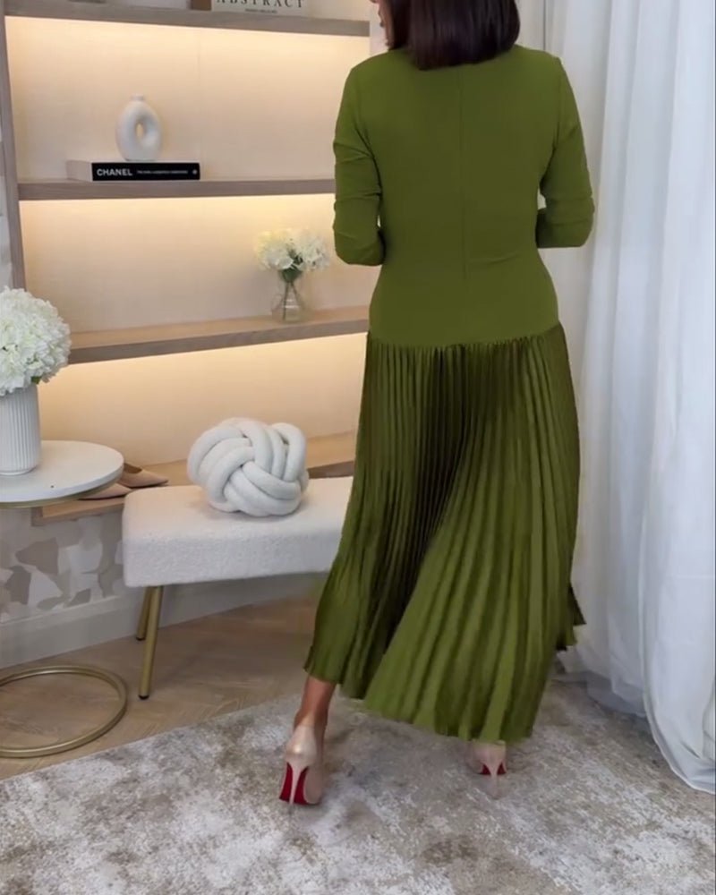 Grøn kjole med lange ærmer og plissering