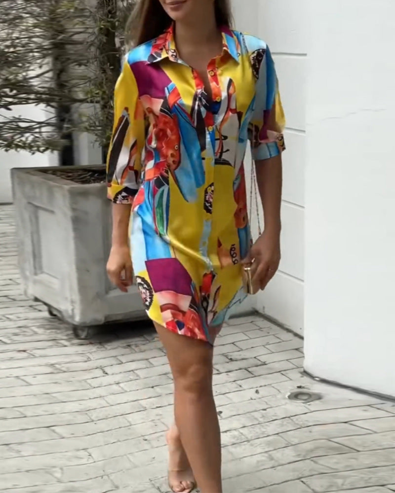 Farverig kjole med reverskrave