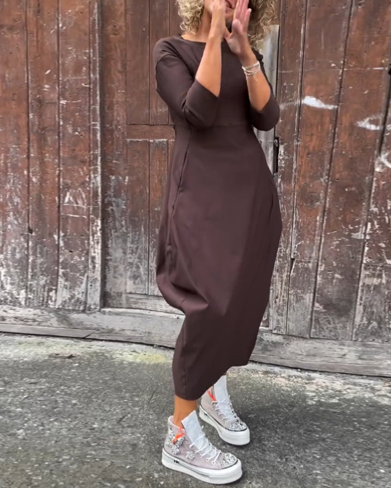 Enkel ensfarvet langærmet kjole med lommer