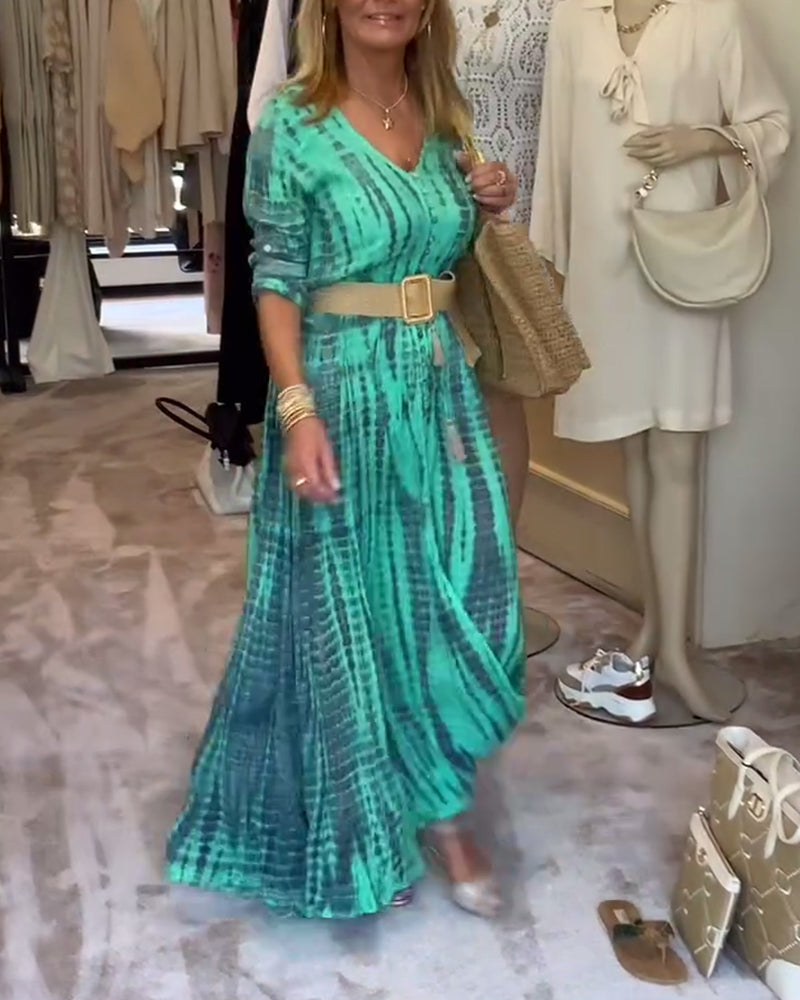 Lang plisseret kjole med V-udskæring og knapper