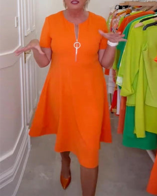 Stilfuld kortærmet orange kjole med lynlås