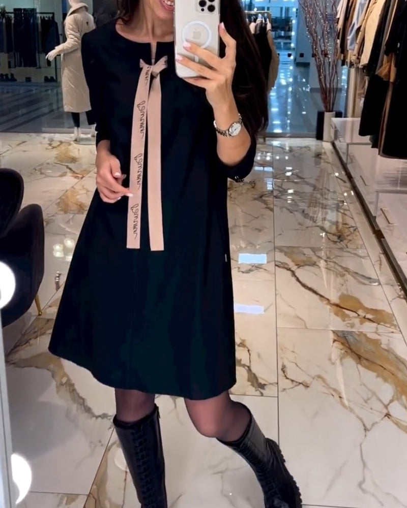 Stilfuld kjole med båndkrave