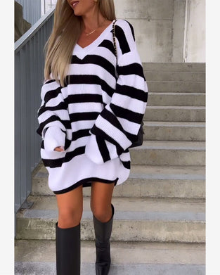 V-halset striksweaterkjole med sort-hvide striber