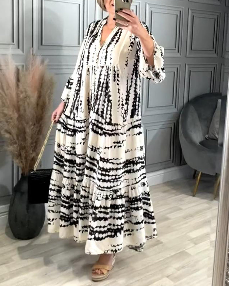 Afslappet kjole med klokkeærmer og kontrastprint