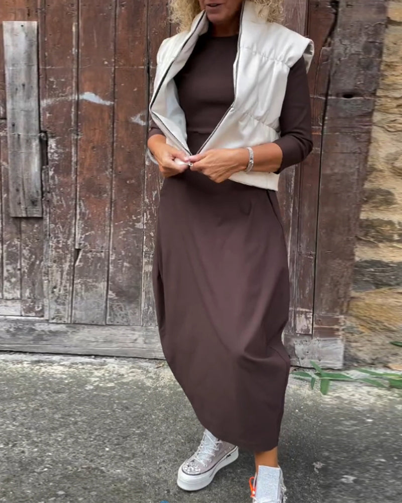 Enkel ensfarvet langærmet kjole med lommer